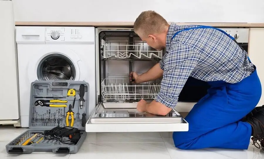Nallıhan Hitachi servisi teknisyen ekibi beyaz eşya tamiri yaparken